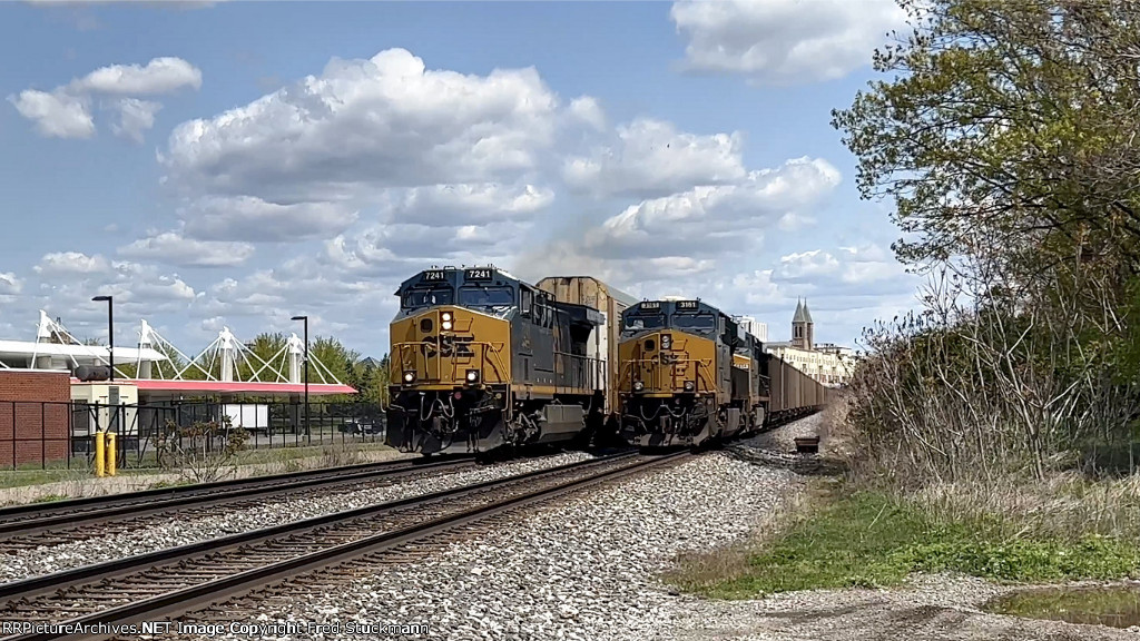 CSX 7241 leads M217 around C700.